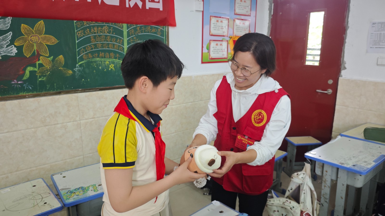 i_20260605150152165359.jpeg 7志愿者们为积极回答问题的学生奖励了精美的小礼品.jpeg