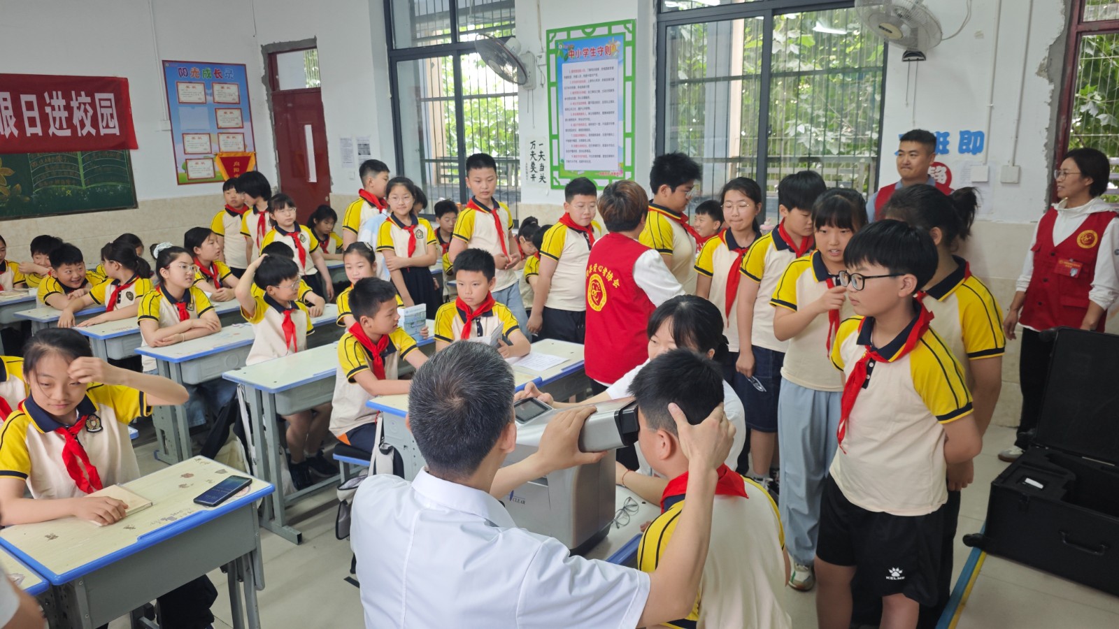 i_20260605150235714794.jpeg 9为全班孩子进行了视力筛查.jpeg