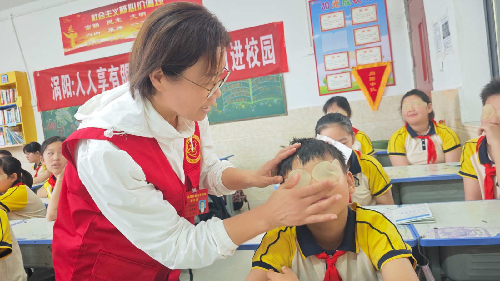 i_20260605150315116180.jpeg 11为每一位学生贴上缓解视疲劳的眼贴.jpeg