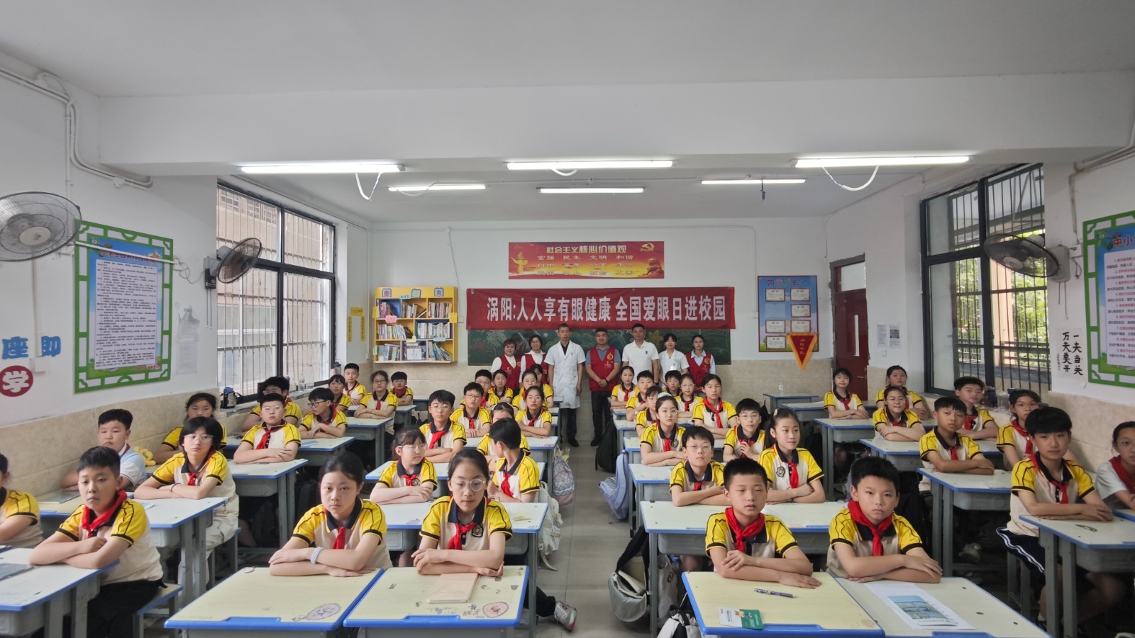 i_20260605150343627816.jpeg 12与学生们一起合影留念.jpeg