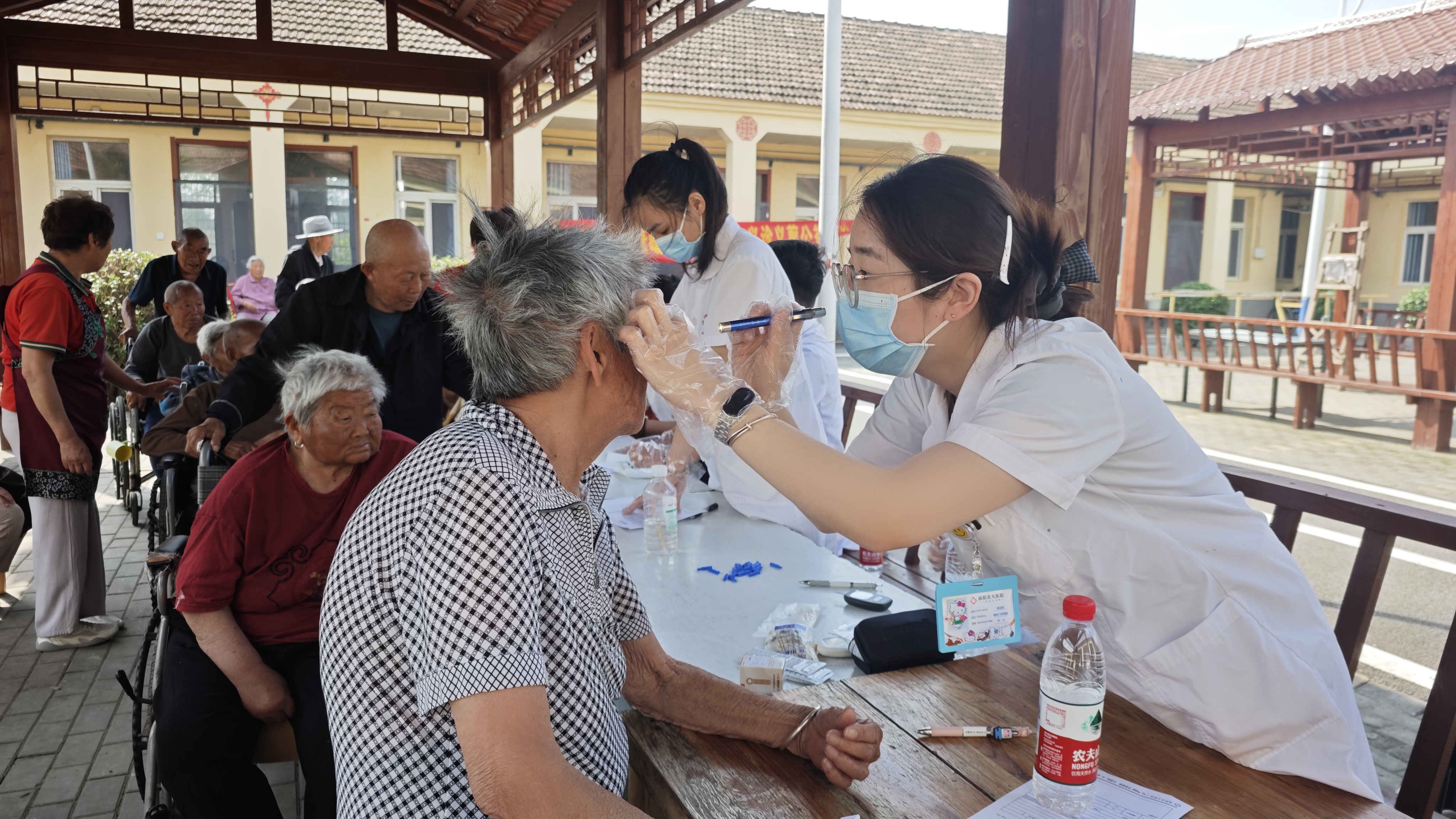 1医护志愿者在为老人做视力筛查.jpg