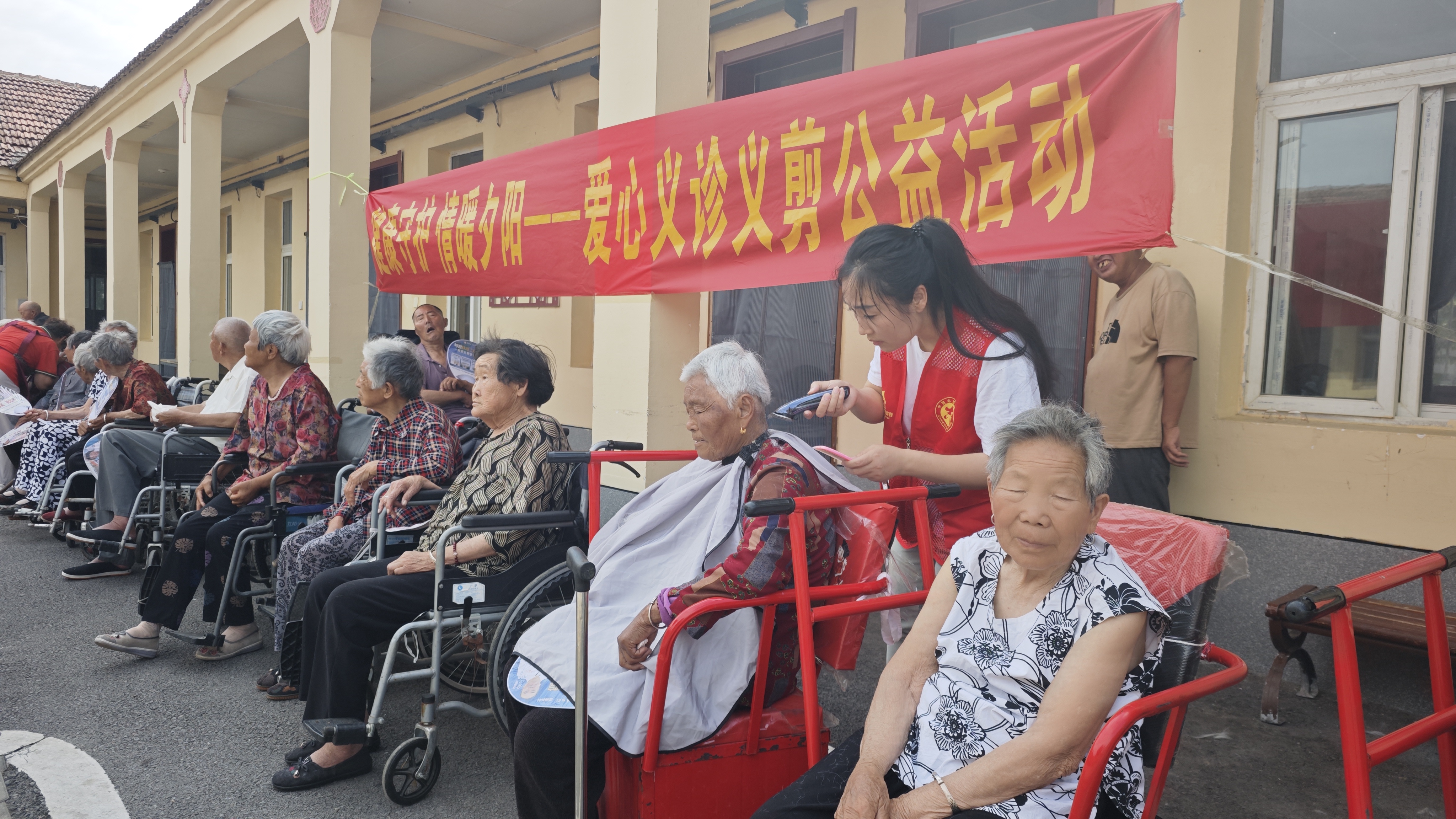 3义剪志愿者在为来人理发.jpg
