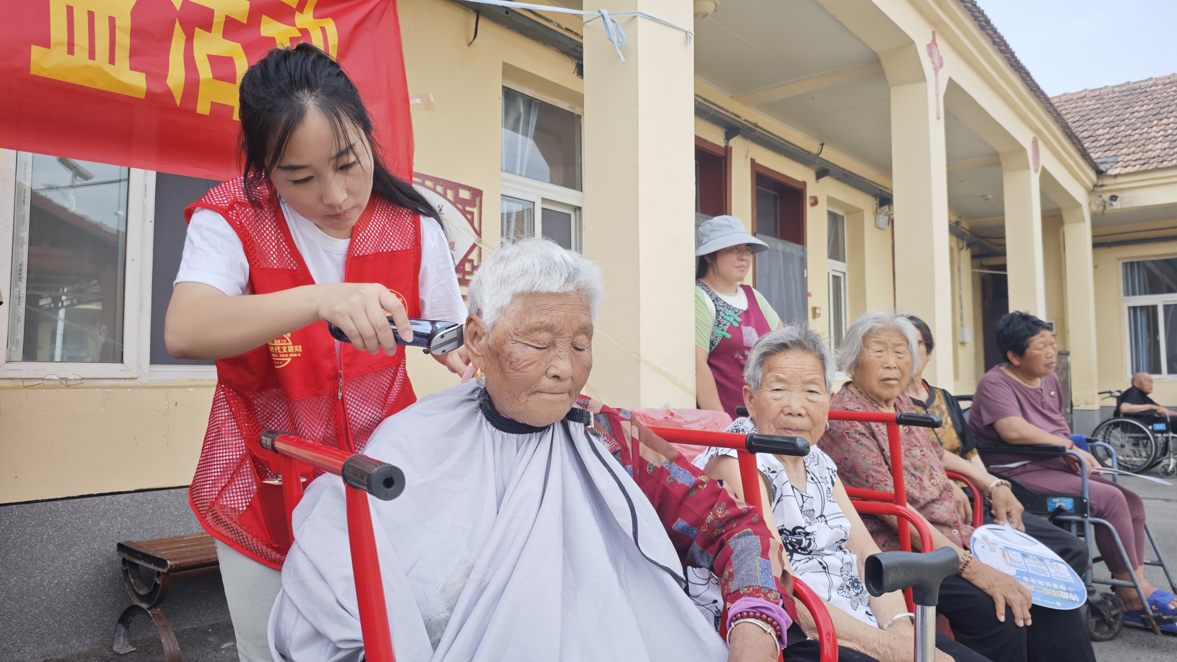 4义剪志愿者在为来人理发.jpg
