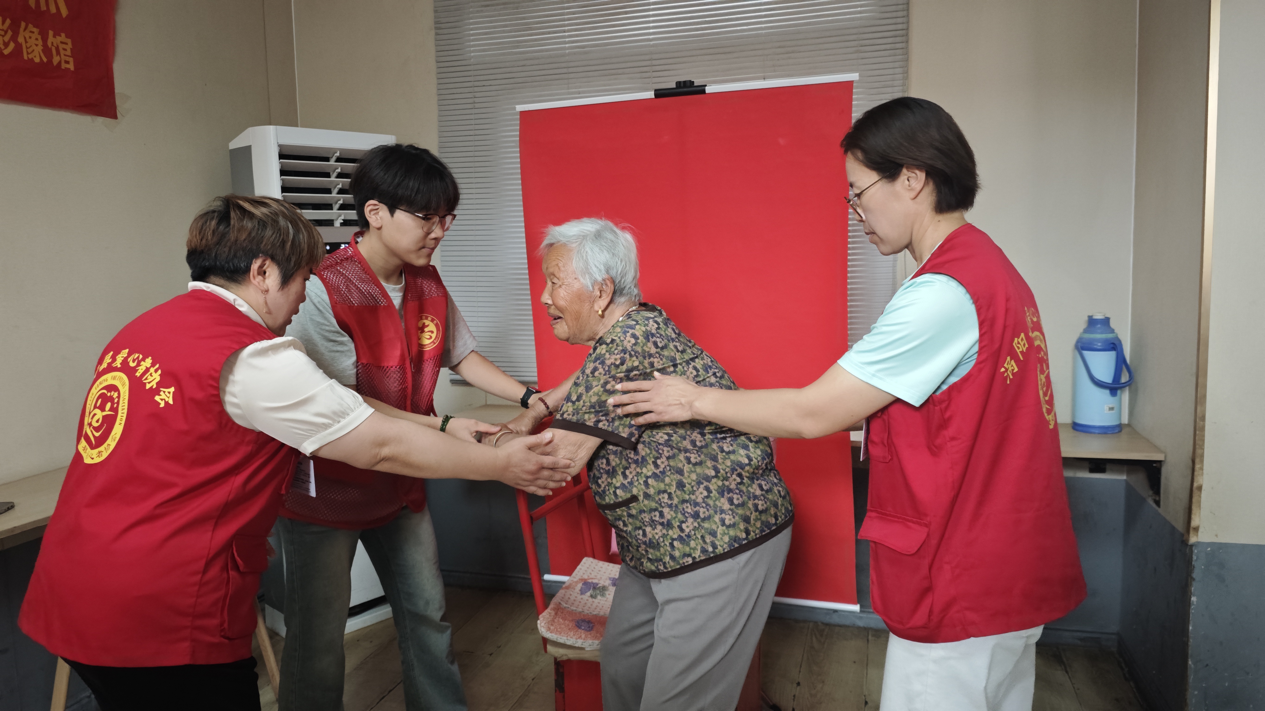 7志愿者搀扶行动不便老人.jpg