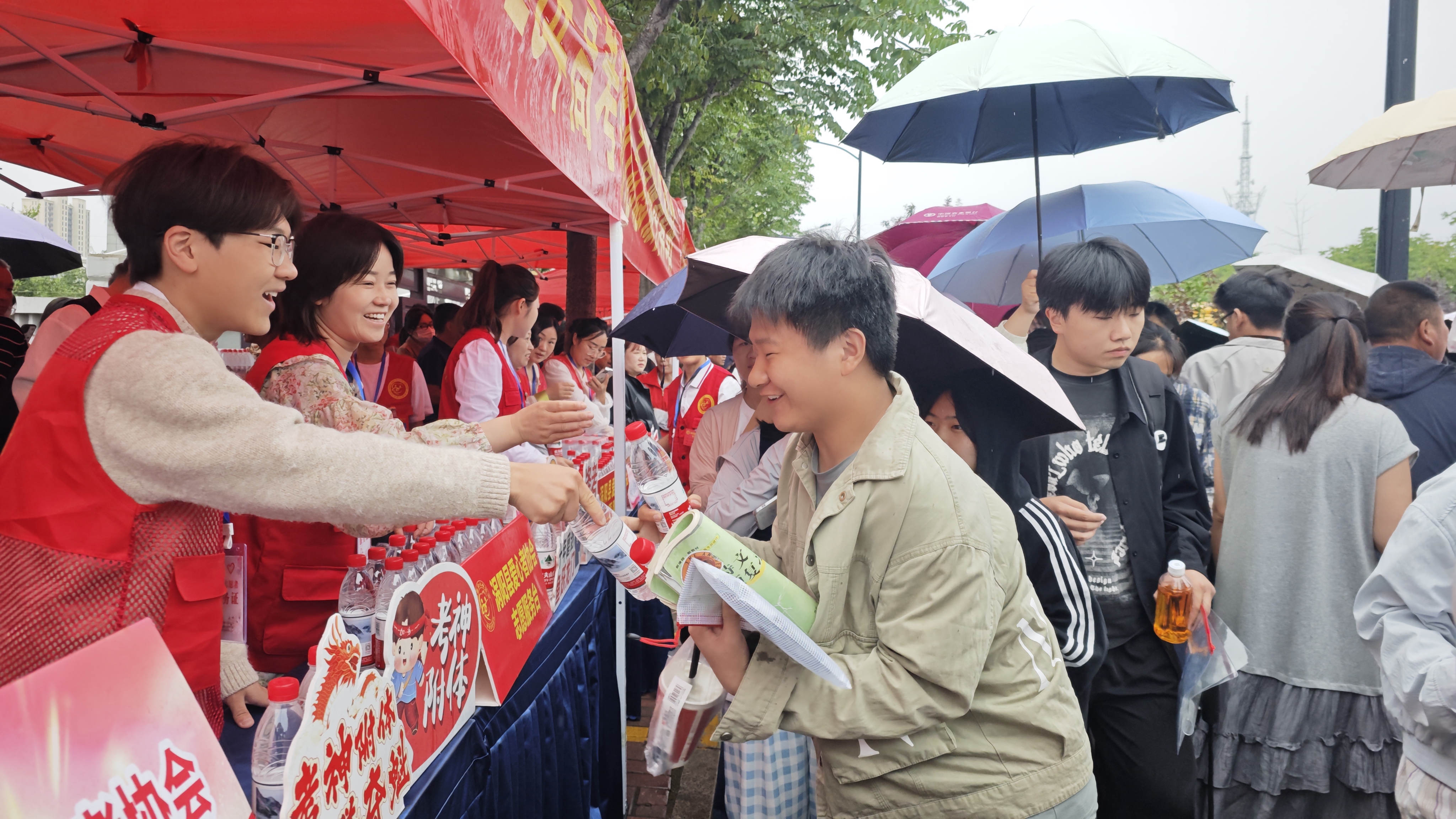 i_20260607193237584147.jpg 6.志愿者为考生送上水.jpg