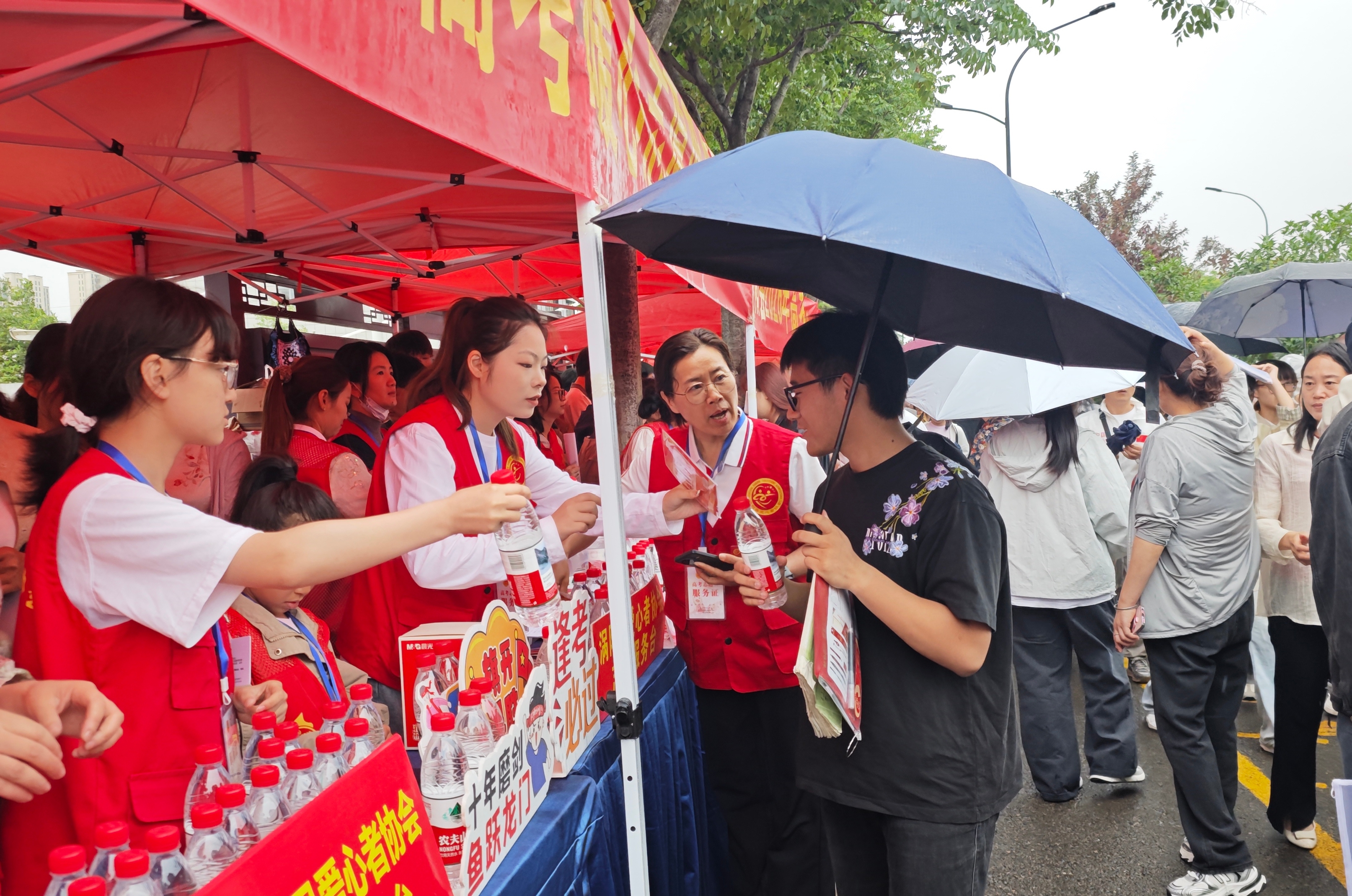 i_20260610171846811668.jpg 7.志愿者亲切询问考生需要.jpg