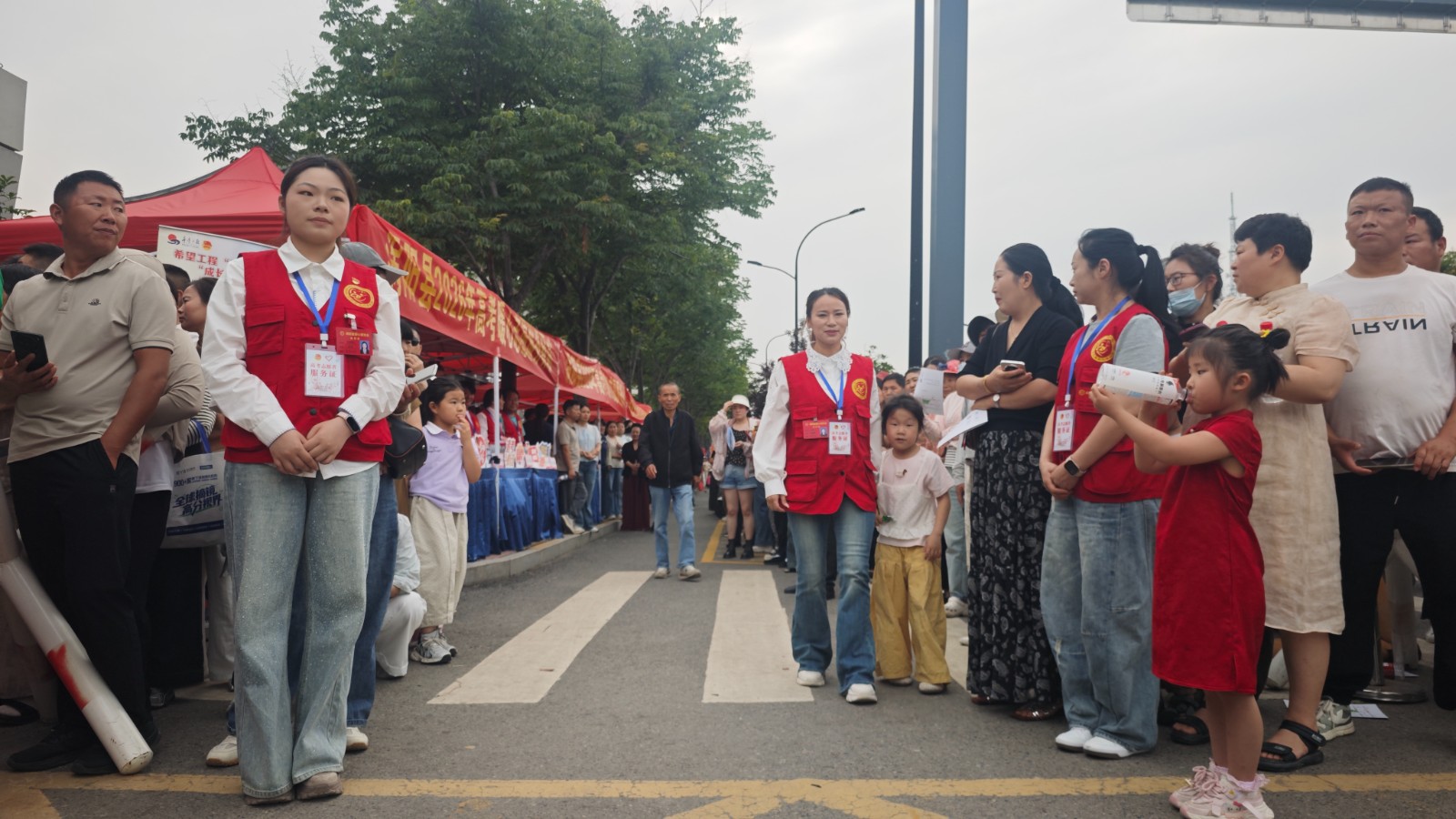 6.志愿者维持考场外执序.jpg