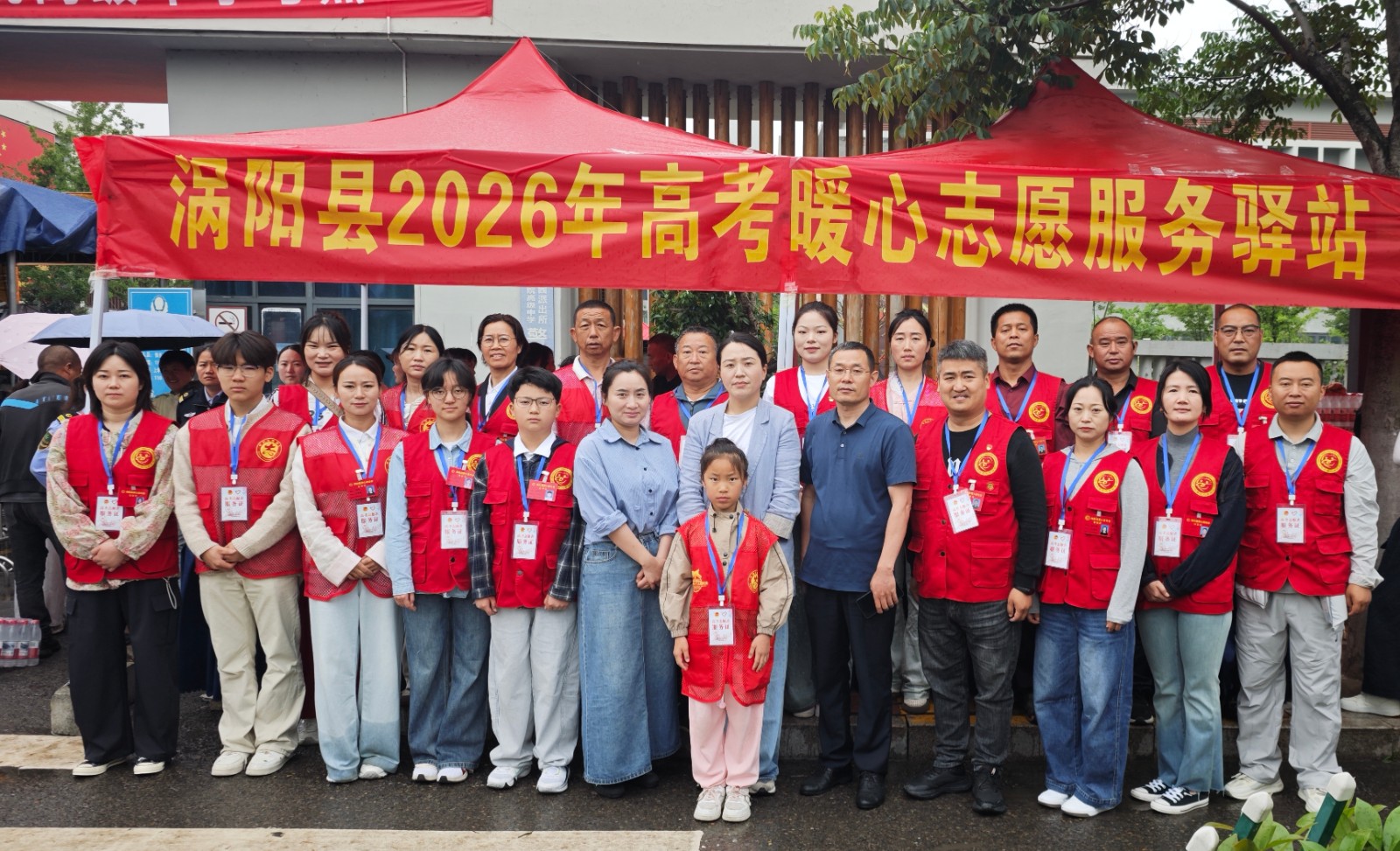 11.县委社会工作部和团县委领导与部分志愿者合影留念.jpg