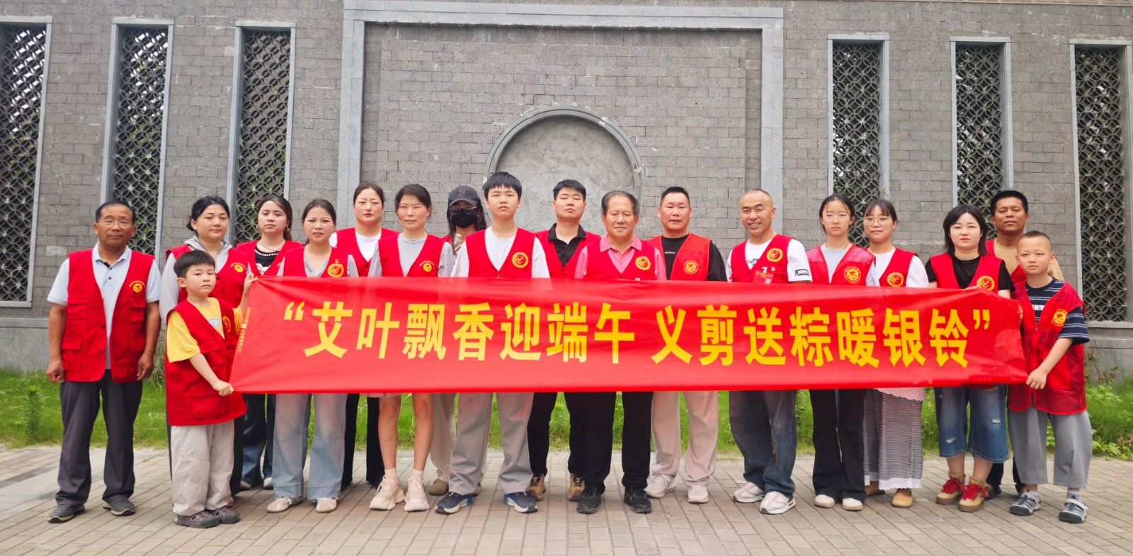 i_20260612165030824610.jpg 12大家一起合影留念.jpg