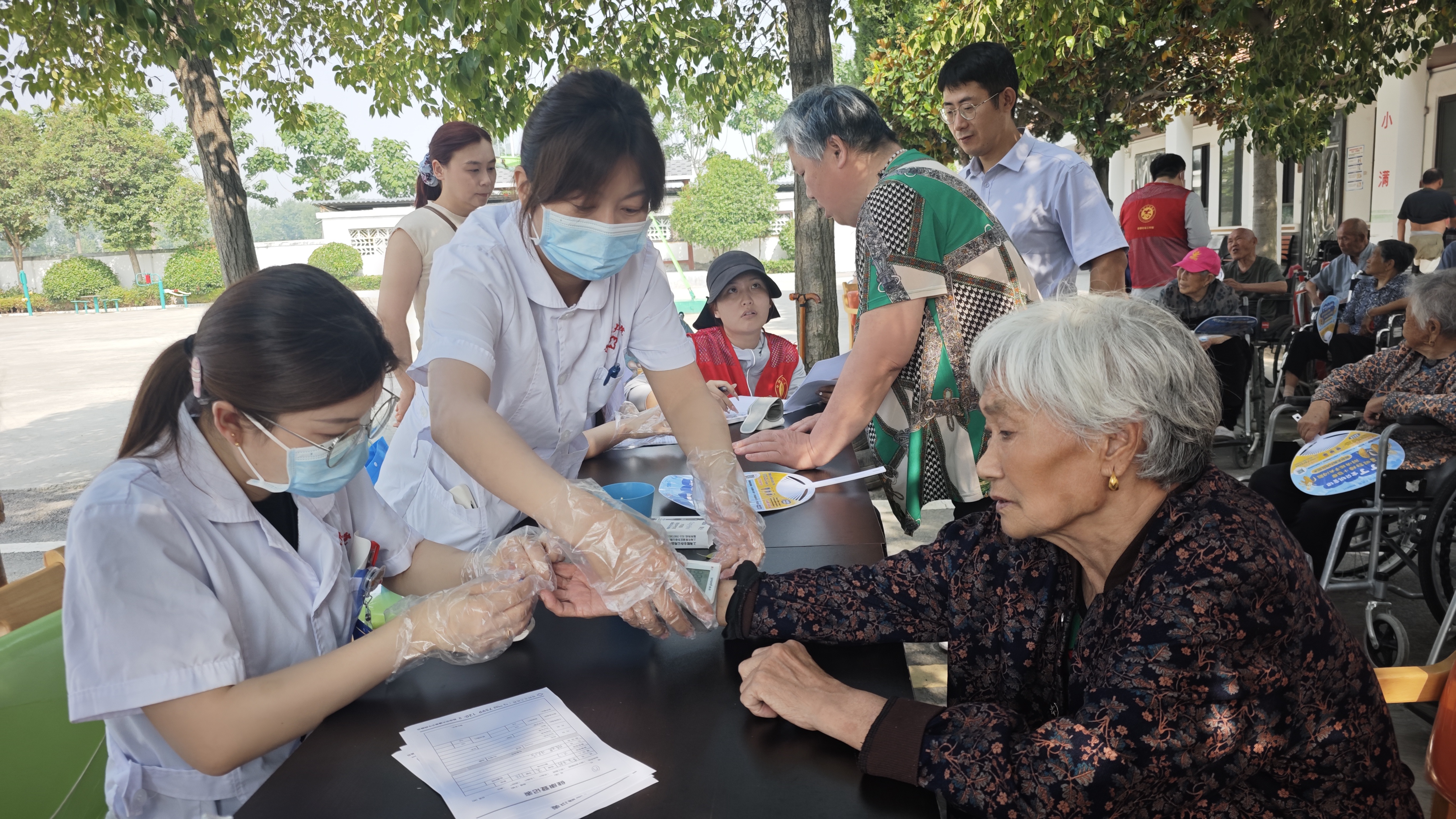 i_20260617165720256383.jpeg 3医护志愿者们在老人做血压和血糖检测.jpeg