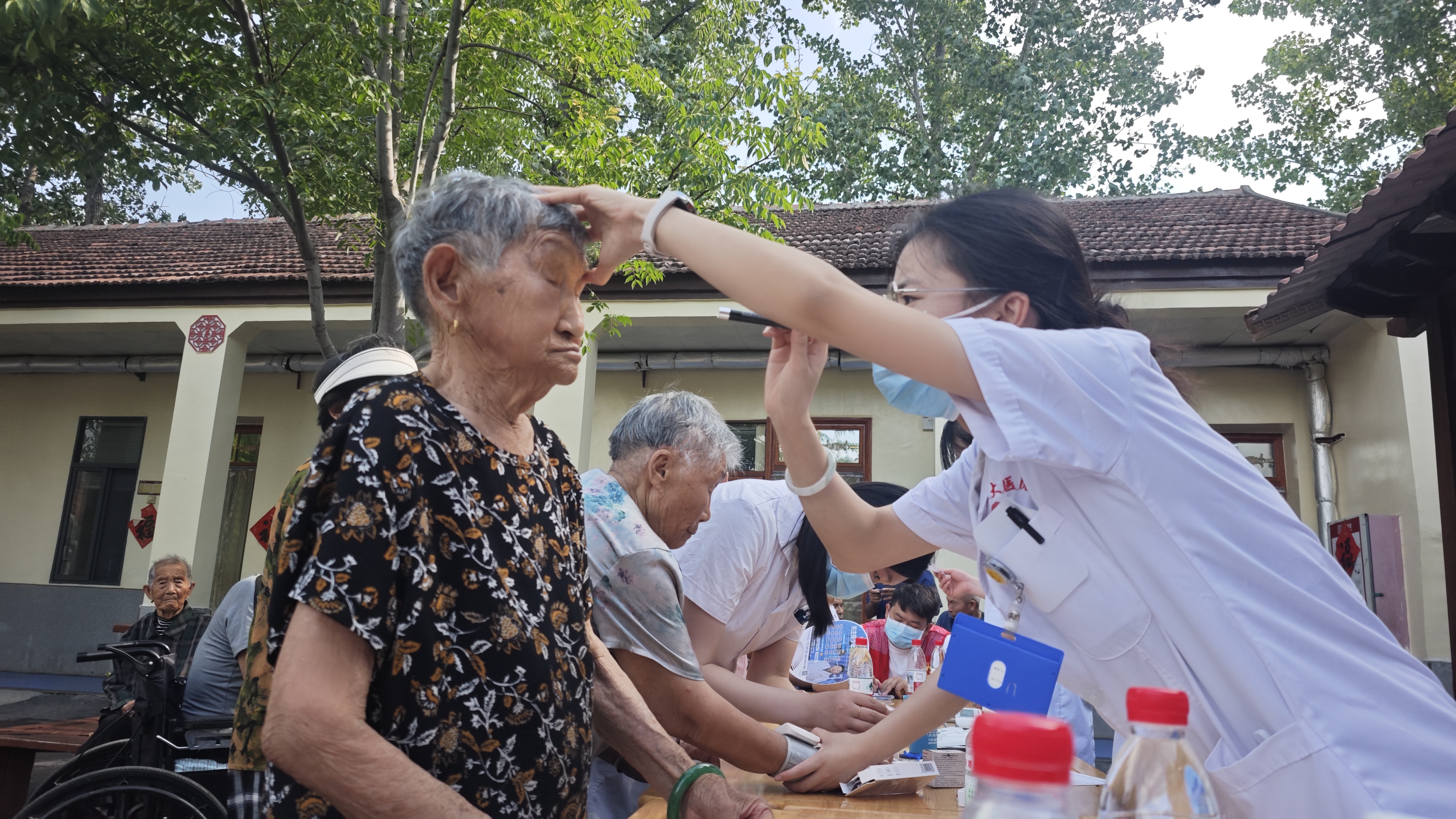 i_20260710105551796574.jpeg 3医护志愿者为老人做眼视光检查.jpeg