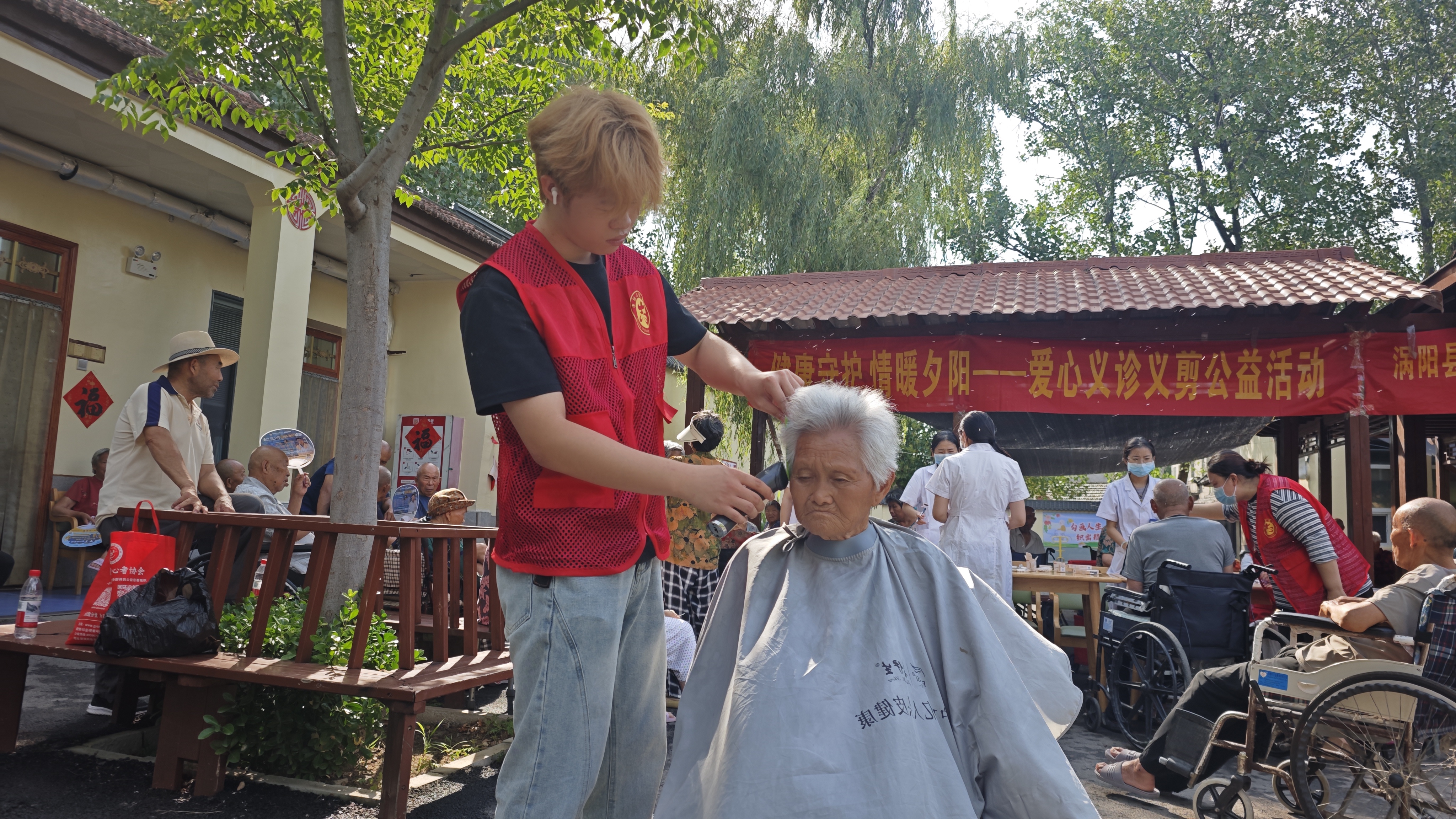 i_20260710105828757432.jpeg 6义剪志愿者为老人理发.jpeg