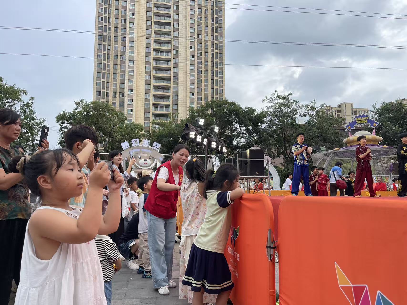 3志愿者在劝止儿童攀趴围栏.jpg