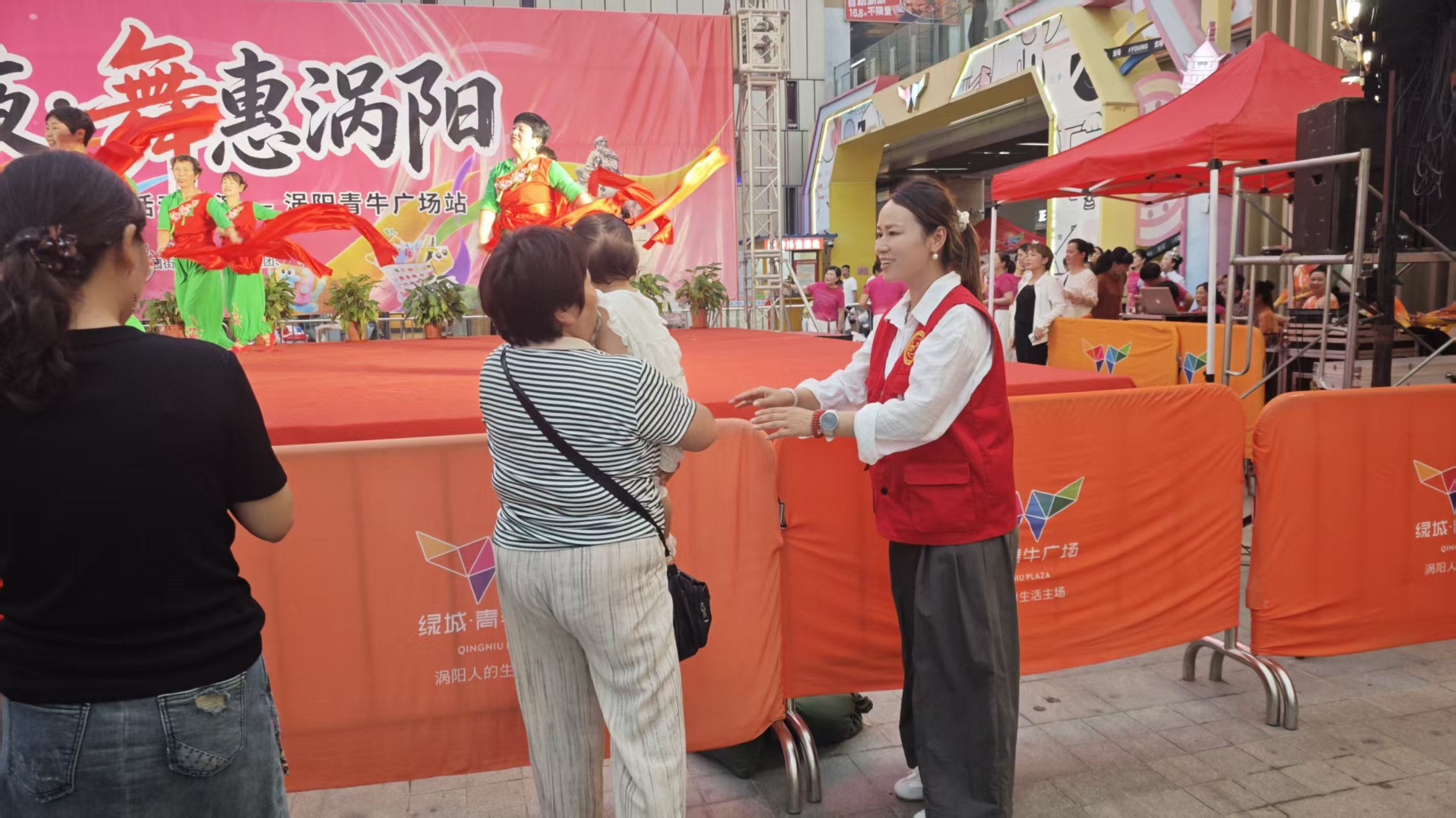 5志愿者在劝止儿童攀趴围栏.jpg