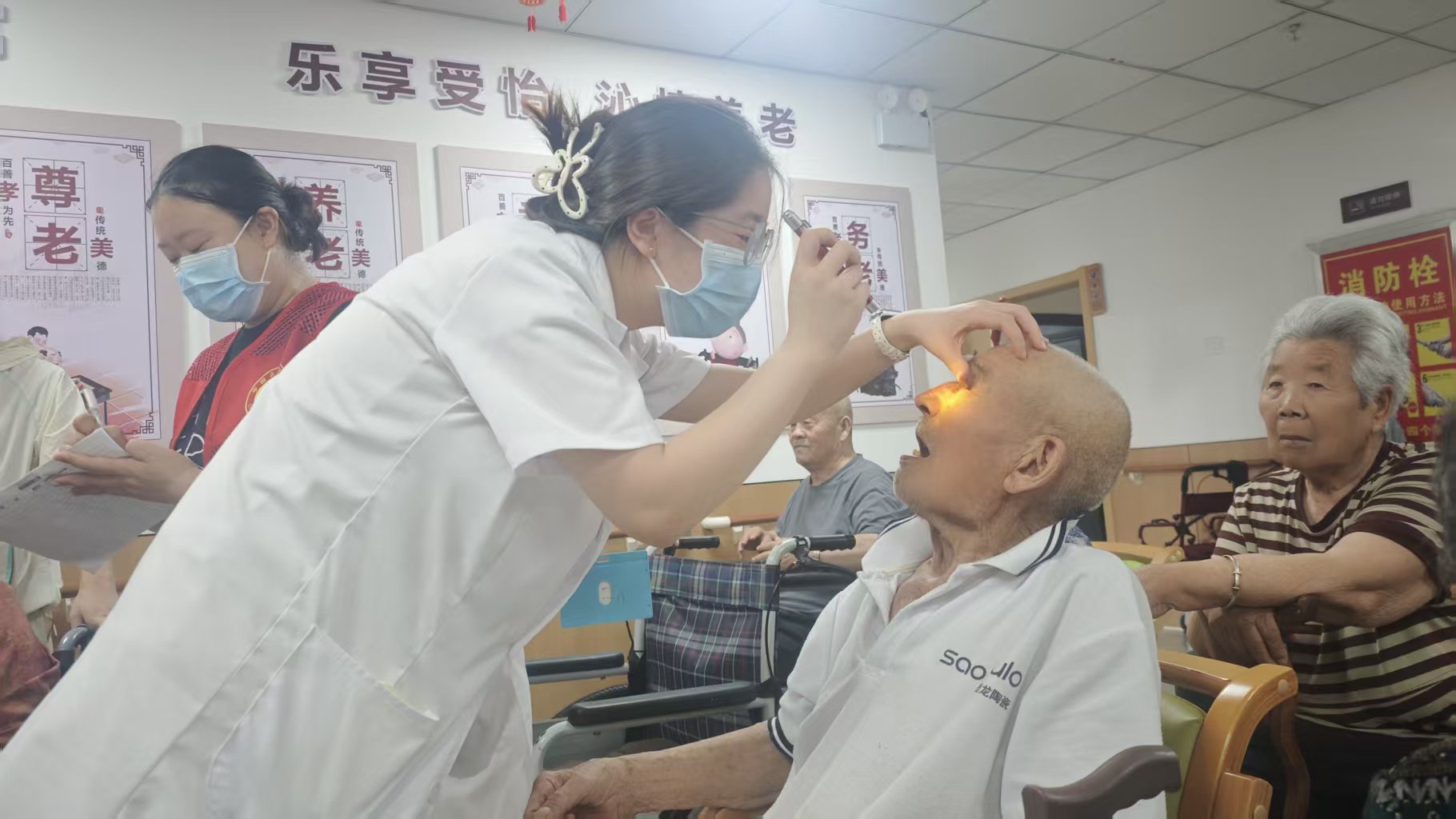 i_20260720153722381909.jpg 3医护志愿者为老人做眼视光检查.jpg