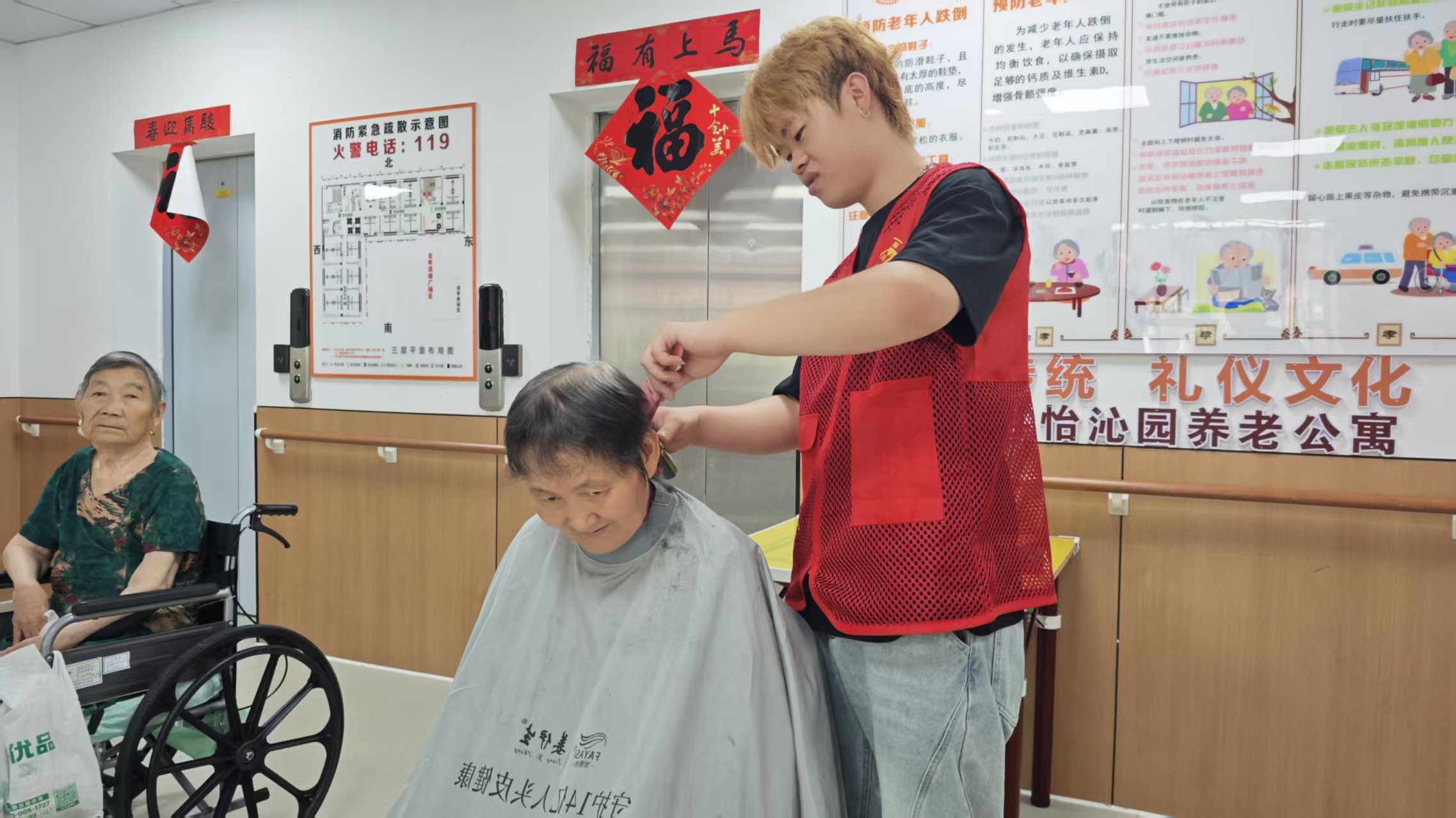 i_20260720153801931227.jpg 5义剪志愿者为老人剪头发.jpg