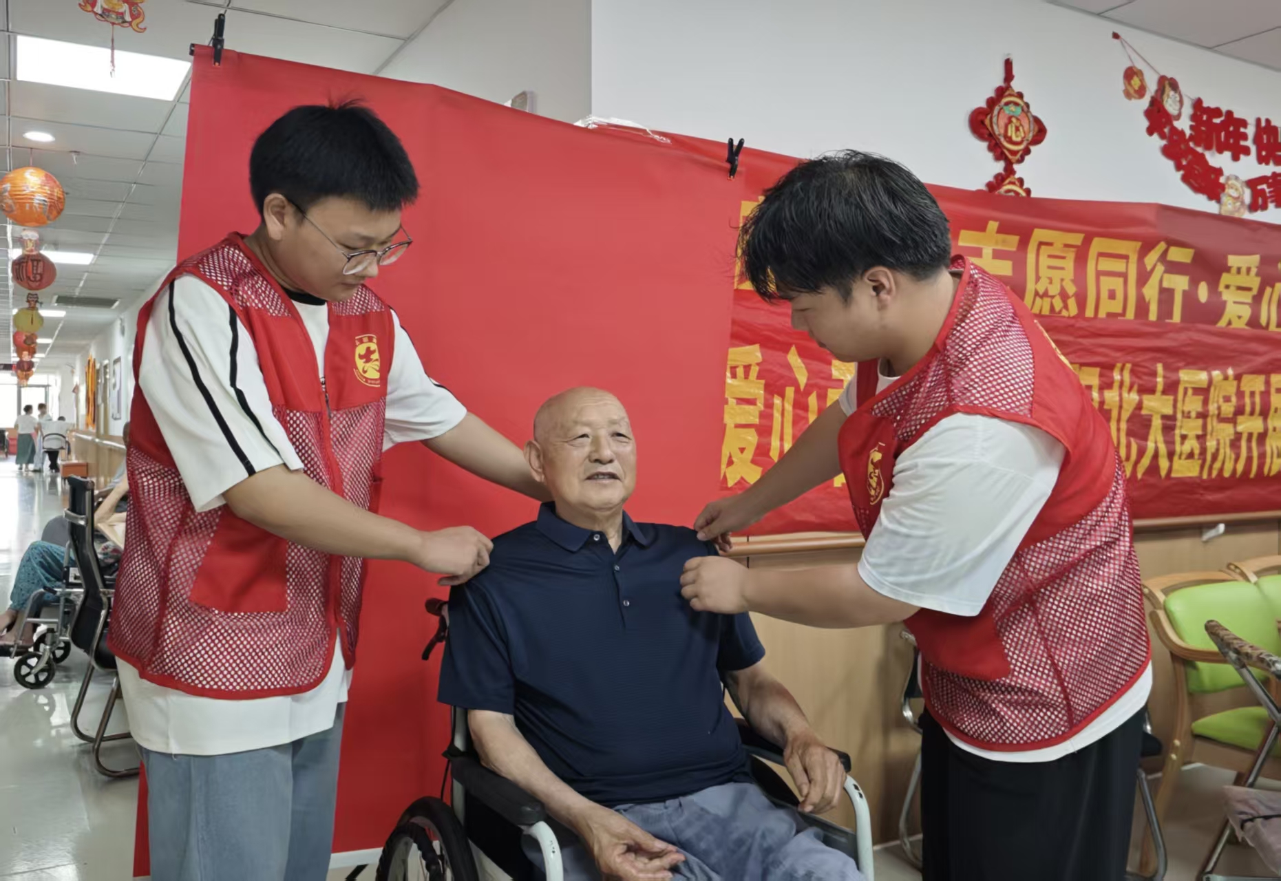 i_20260720153952513231.jpg 7志愿者帮老人整理衣衫.jpg