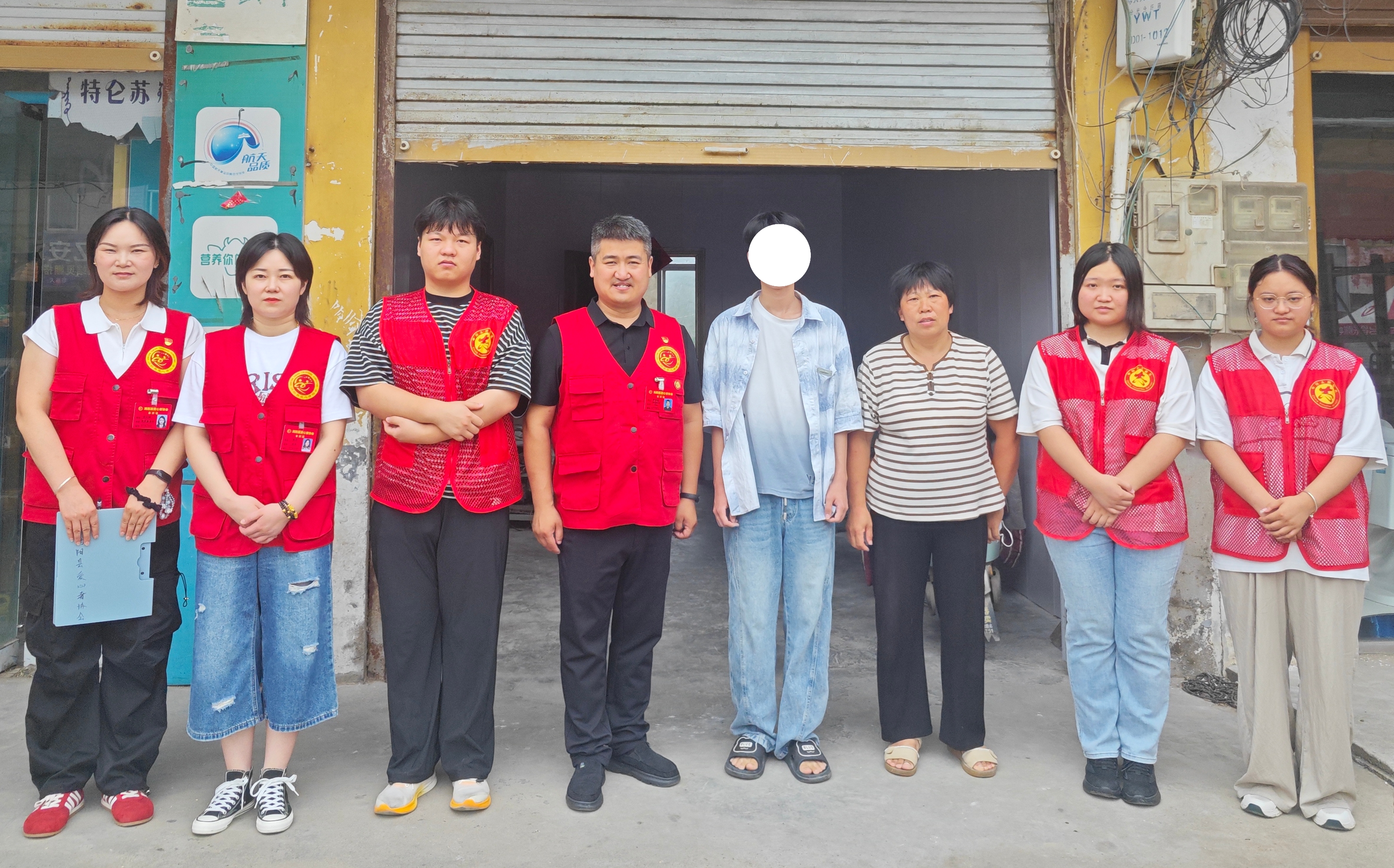 i_20260720171519100041.jpg 3.部分志愿者与学生及其家人合影留念.jpg