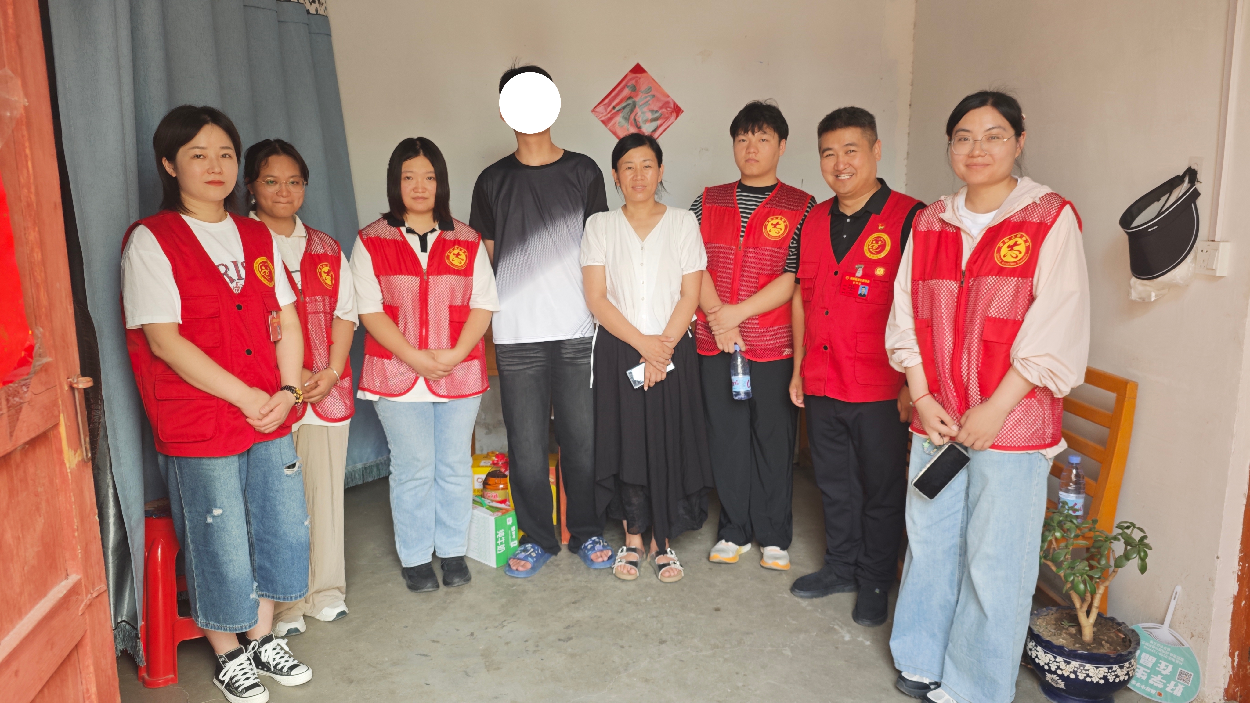 i_20260720171555901008.jpg 4.部分志愿者与学生及其家人合影留念.jpg