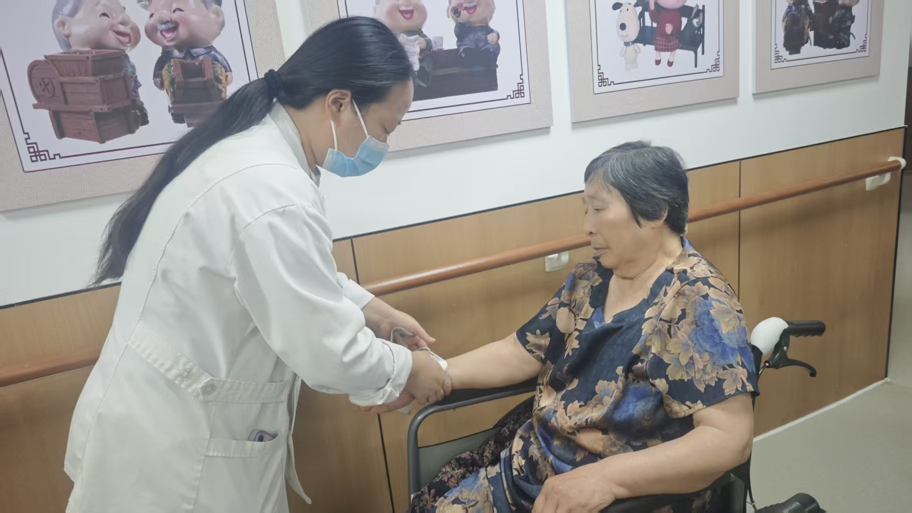 1医护志愿者为老人测量血压.jpg