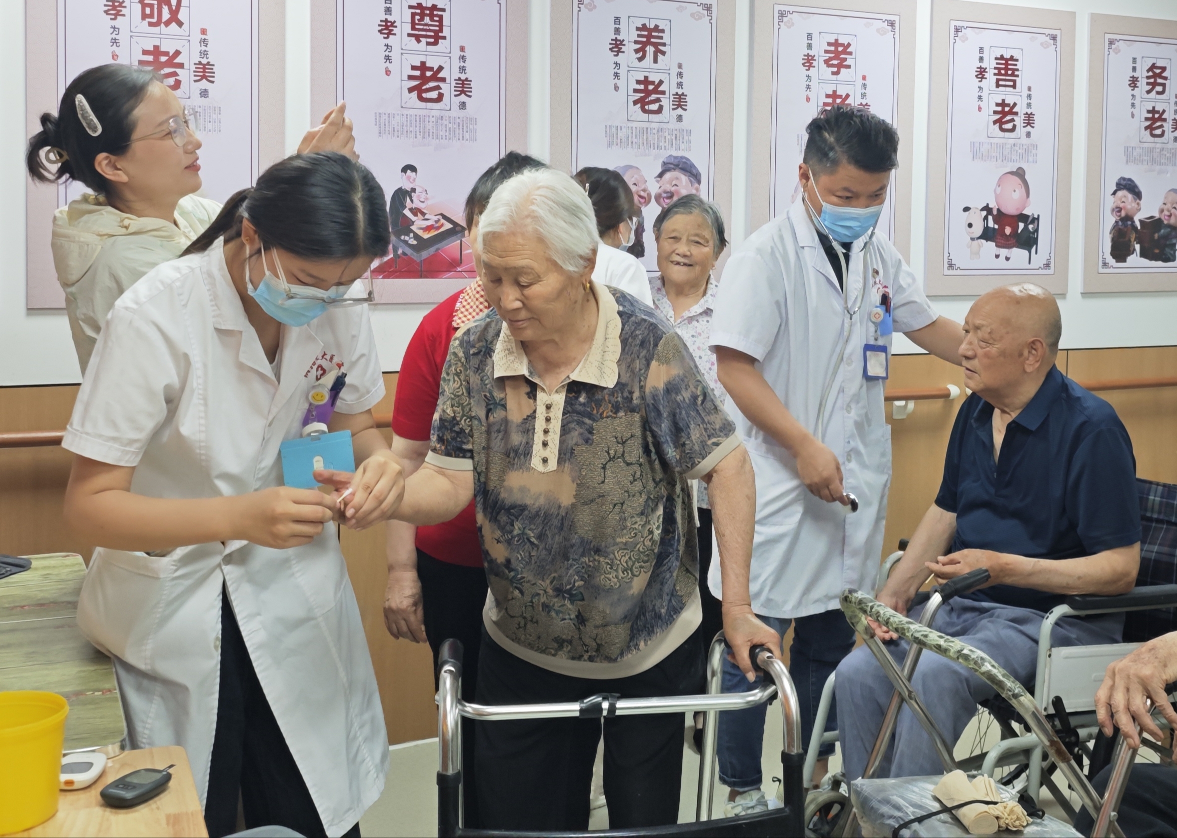 2医护志愿者为老人测血糖.jpg