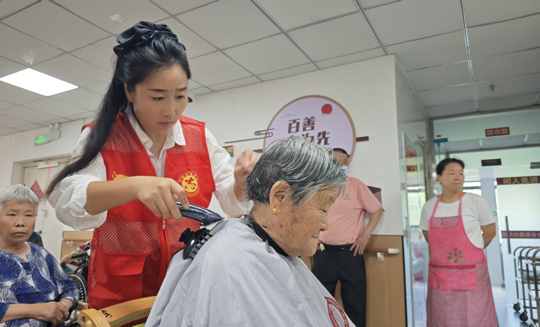 4义剪志愿者为来人剪头发.jpg