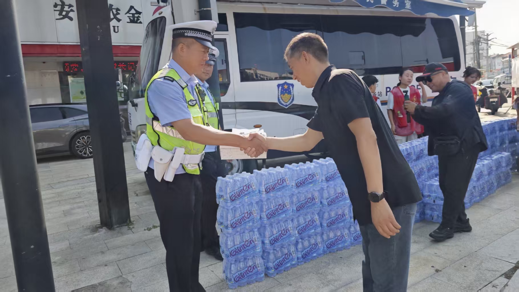 i_20260804154516145883.jpg 1爱心企业代表王医生眼视光中心负责人王清与执勤交警深入沟通.jpg