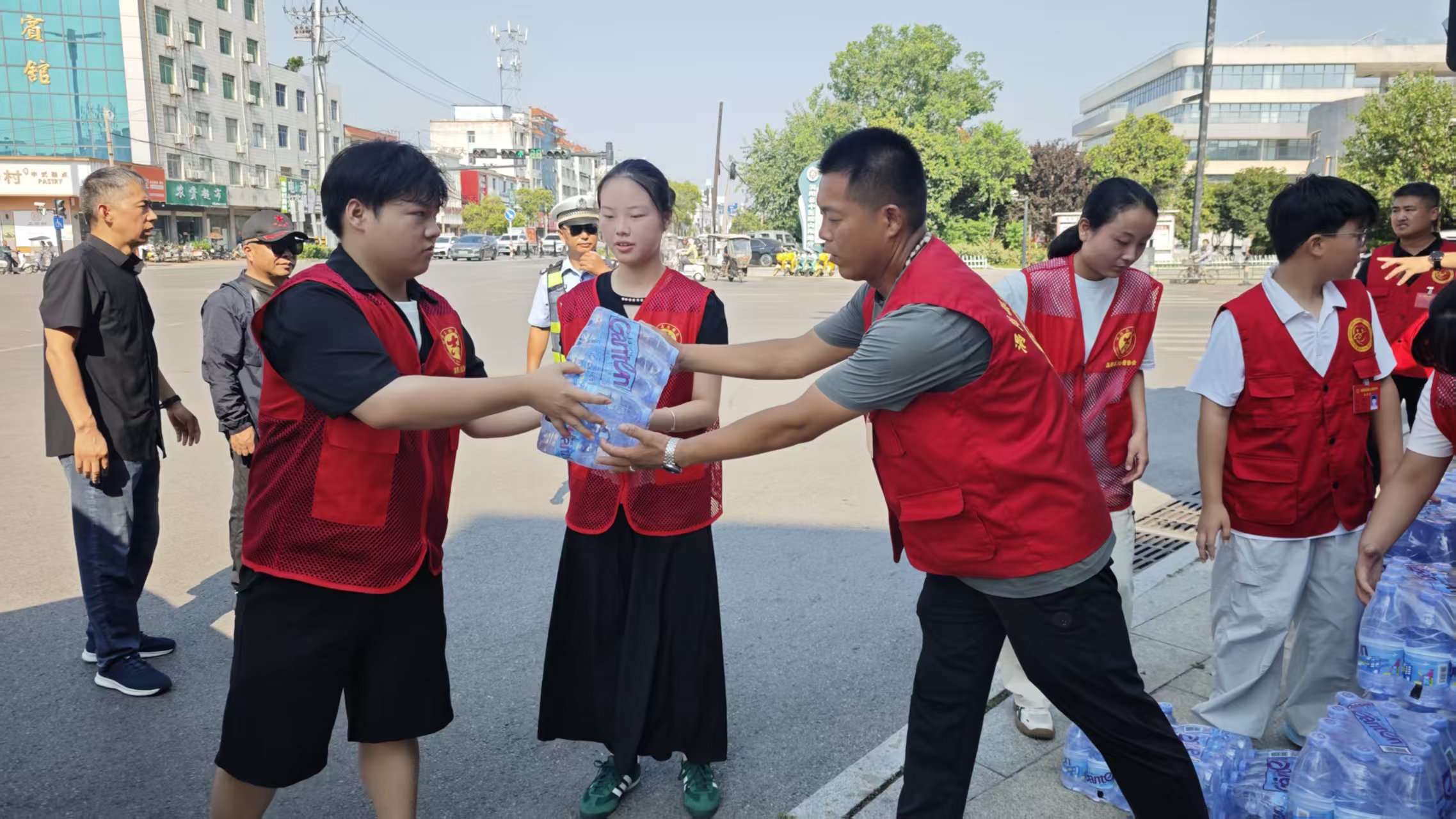 i_20260804154605740266.jpg 3志愿者在搬运水.jpg