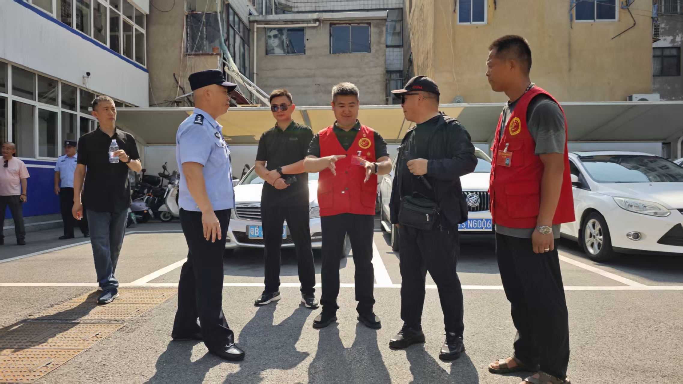 i_20260804154655394085.jpg 6大家在交流中了解特警们的艰辛与不易.jpg