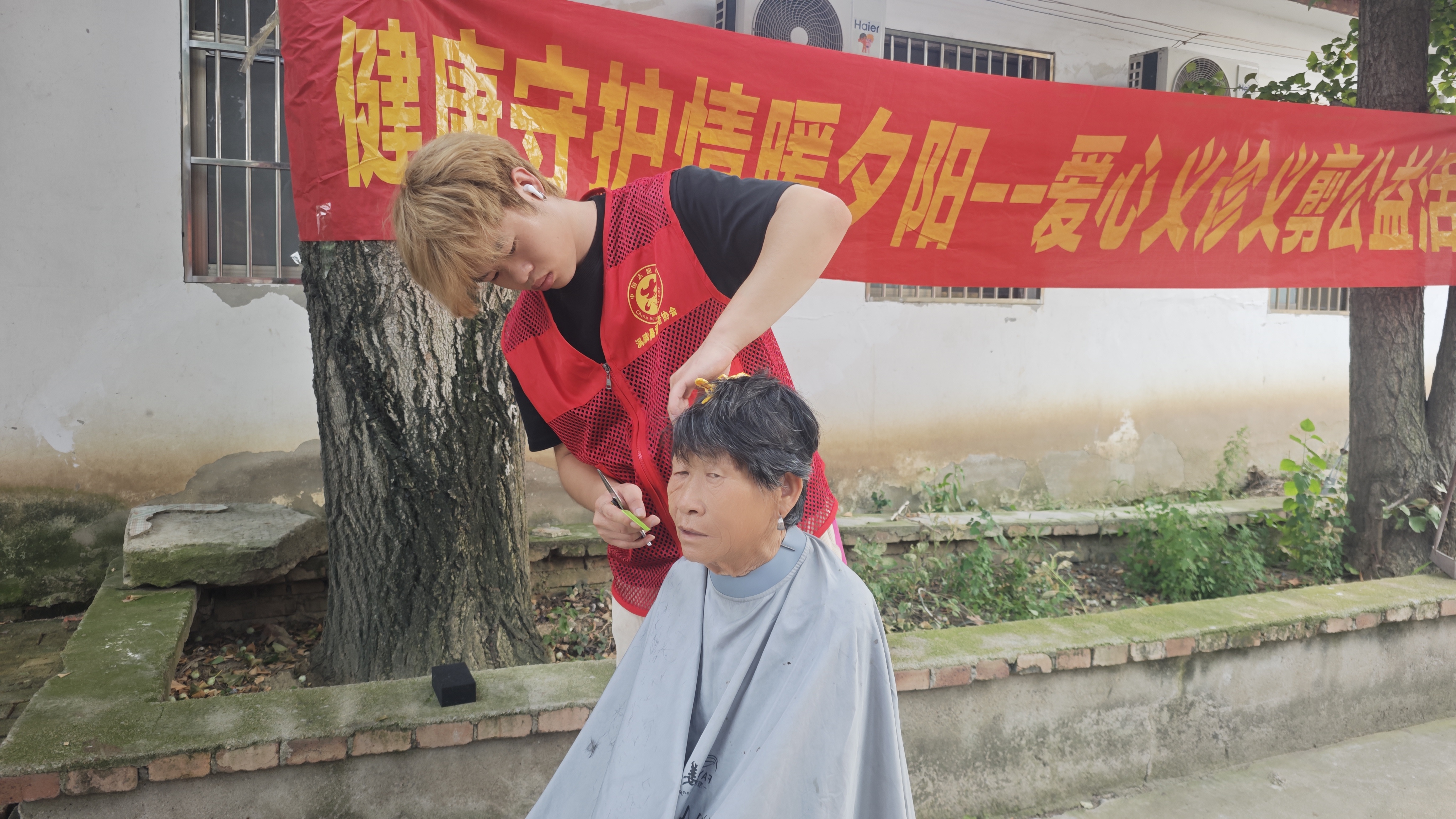 2义剪理发师根据老人的需求为老人剪发.jpg