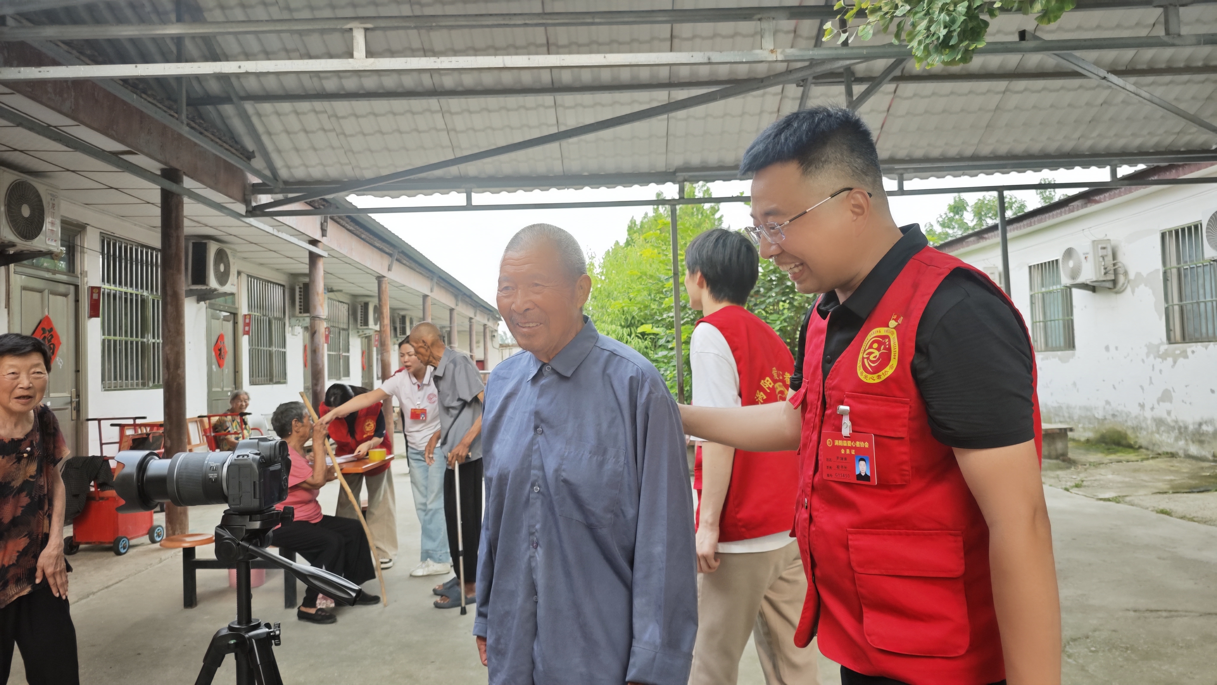 6大爷看着镜头里自己的照片连声称赞.jpg