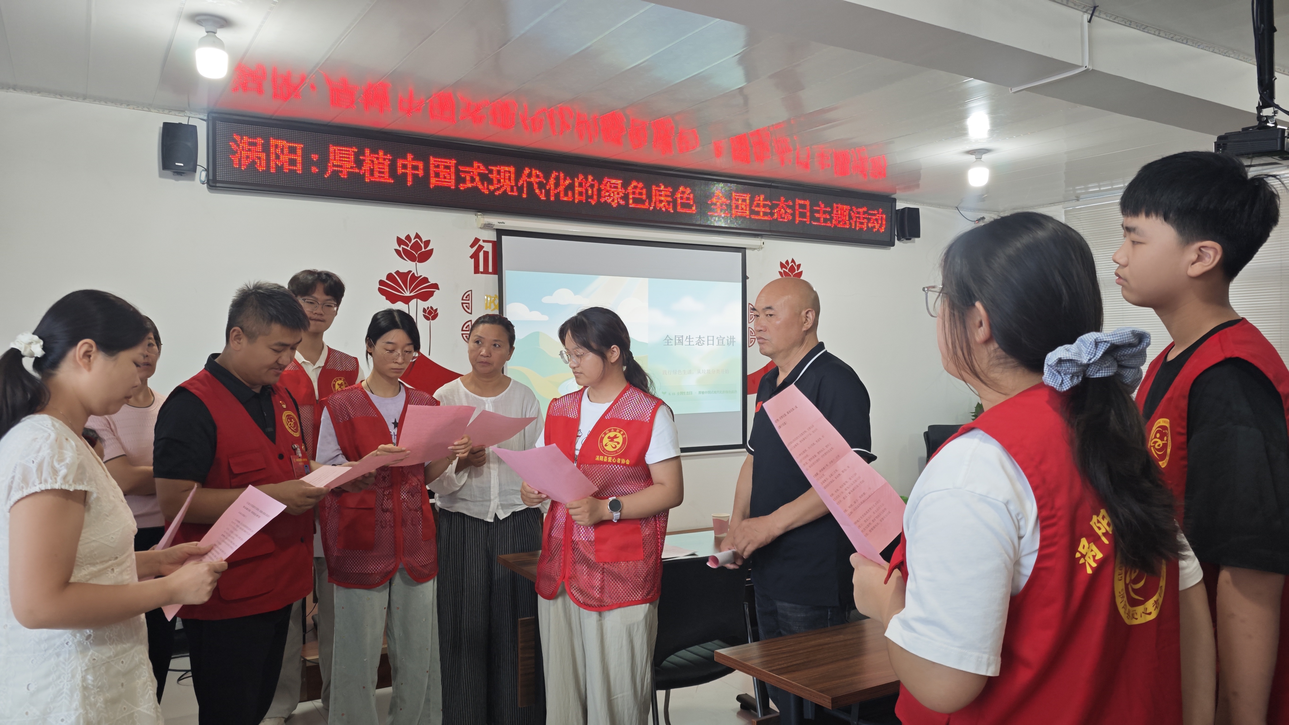 i_20260814164419622986.jpg 3认真聆听宣讲人面对面细致讲解垃圾分类专业知识.jpg