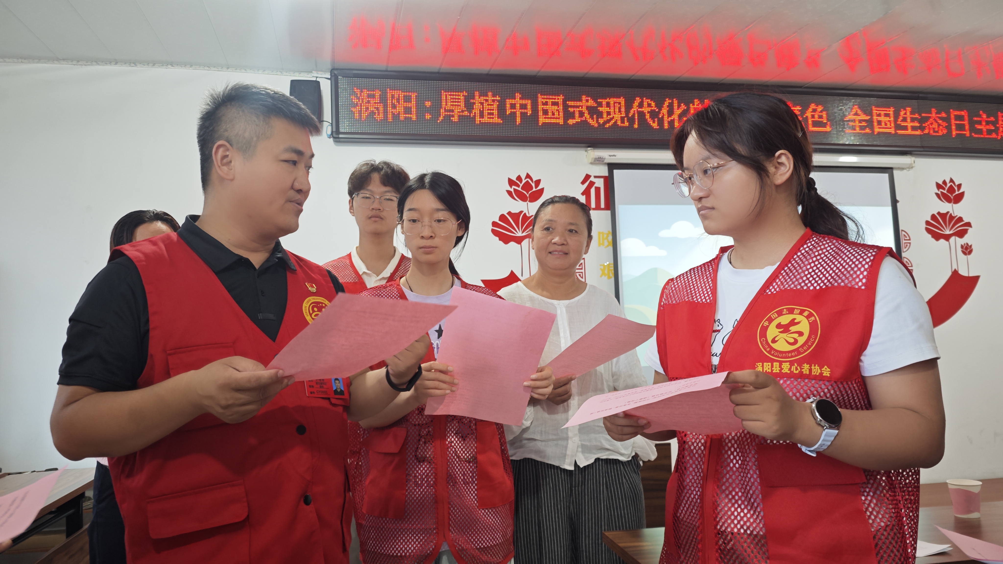 i_20260814164437526997.jpg 4为志愿者答疑解惑,纠正垃圾分类误区.jpg