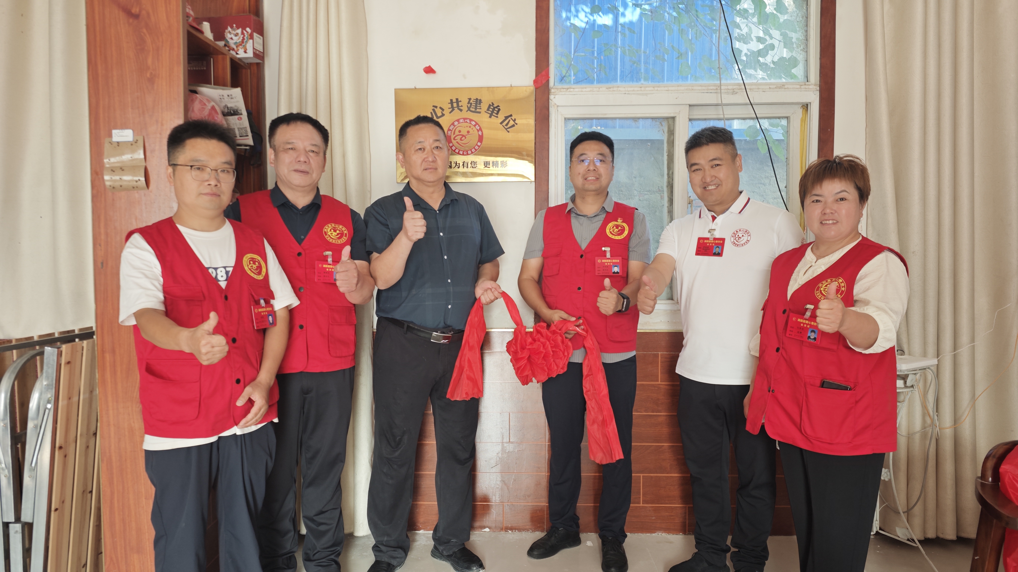 i_20260818160350246934.jpg 1揭牌仪式后大家一起合影.jpg