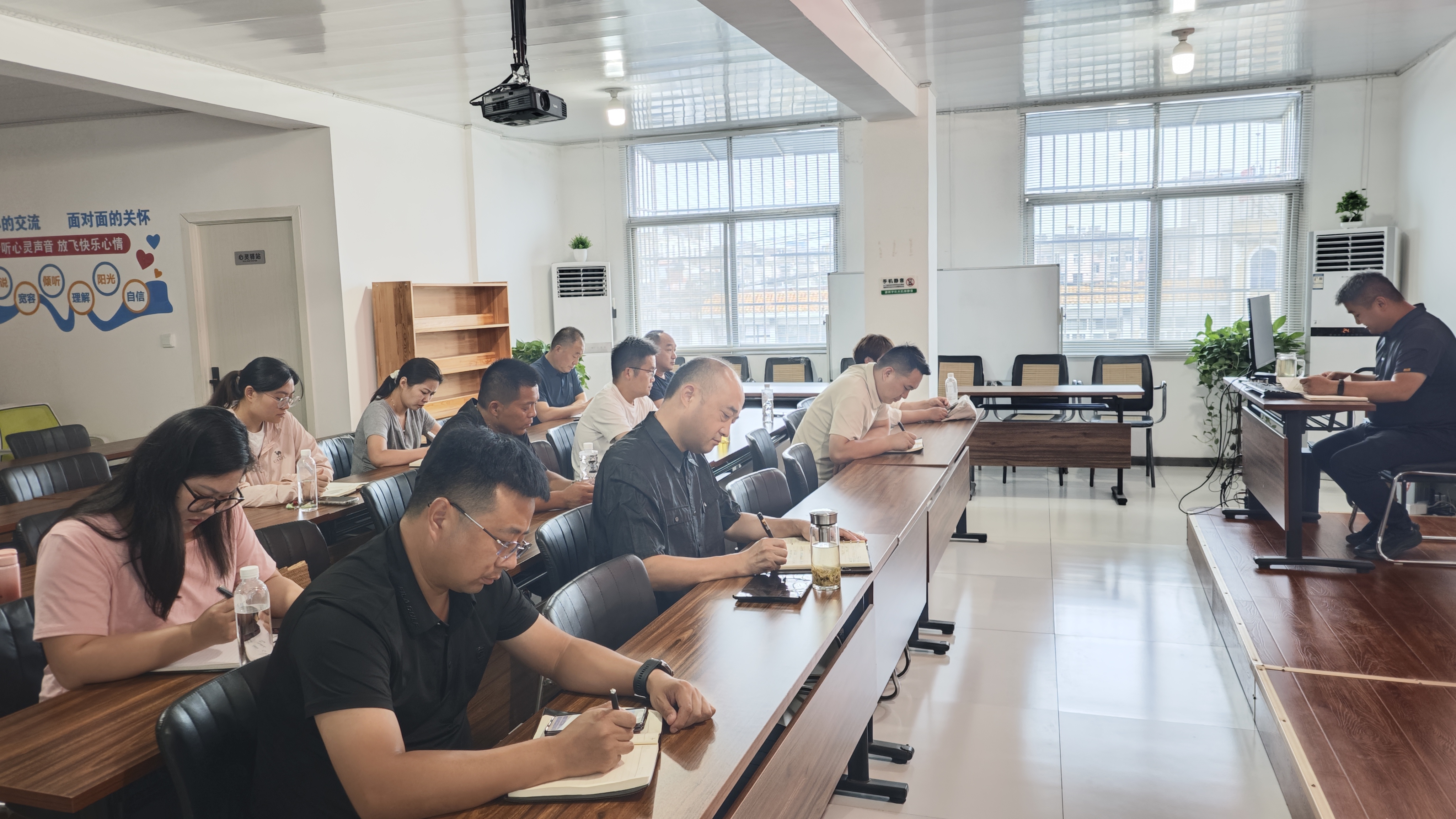 i_20260831111454123151.jpg 1大家集中学习《习近平关于树立和践行正确政绩观论述摘编》.jpg