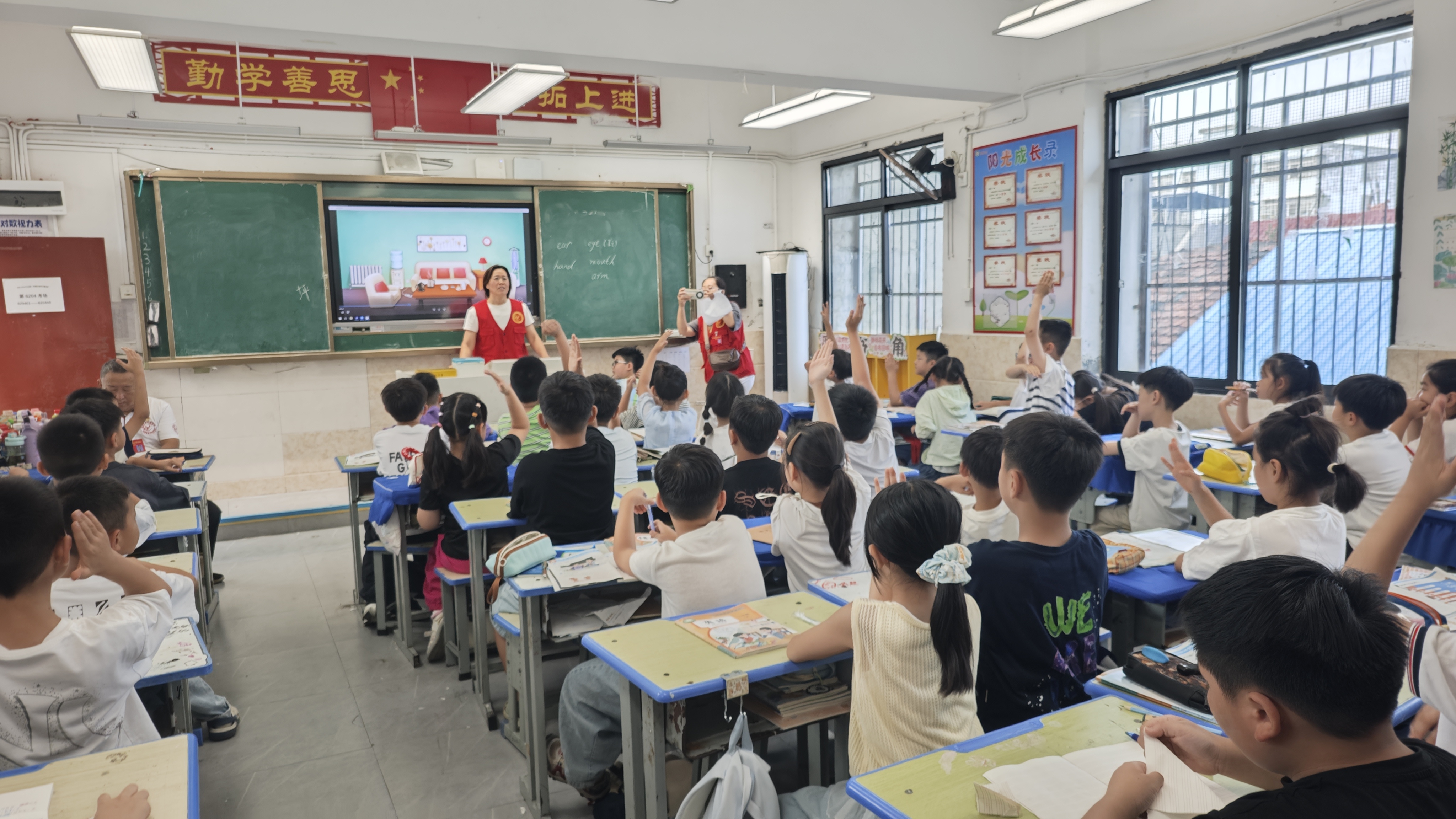 i_20260908081302847955.jpg 1授课老师在提问学生.jpg