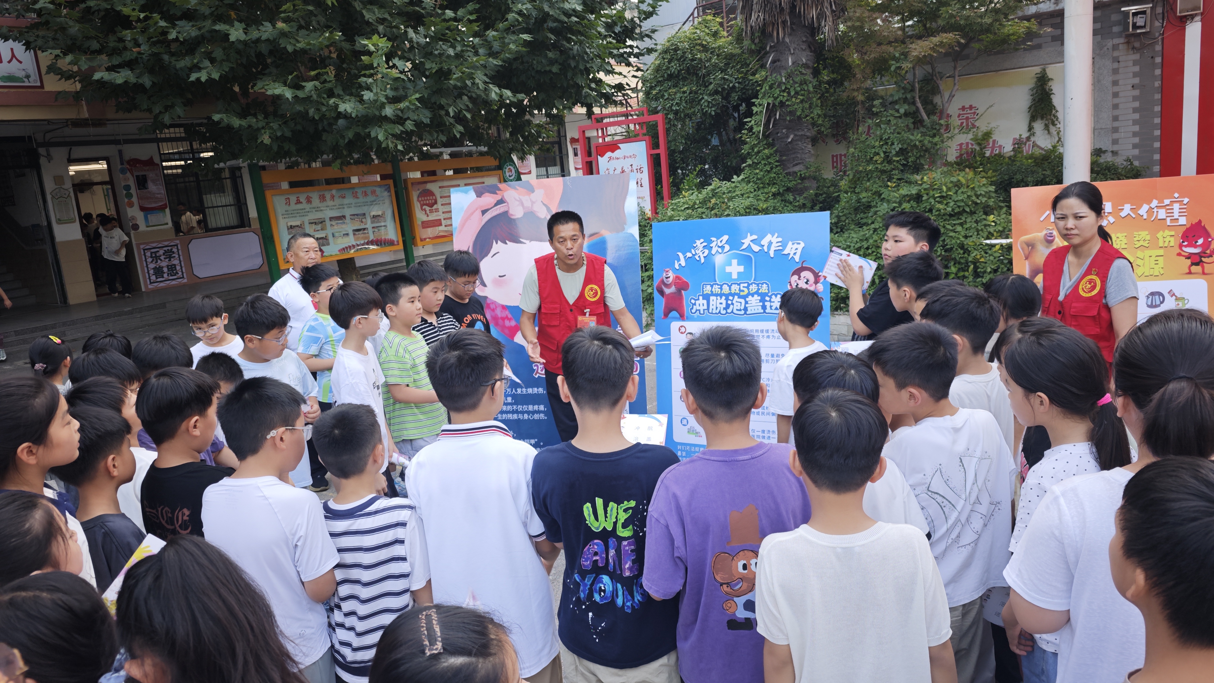 2在知识讲解站，志愿者讲解高温危险源识别方法和急救五步骤.jpg